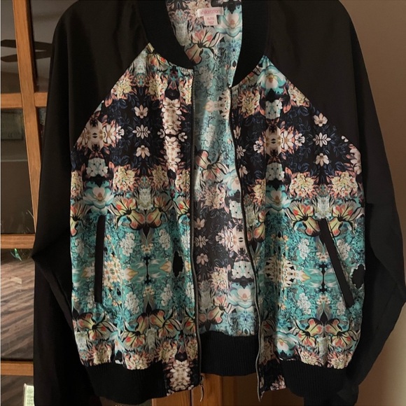 XL Floral bomber jacket. Very lightweight w pockets. Elastic cuffs & waist. EUC - Picture 3 of 9